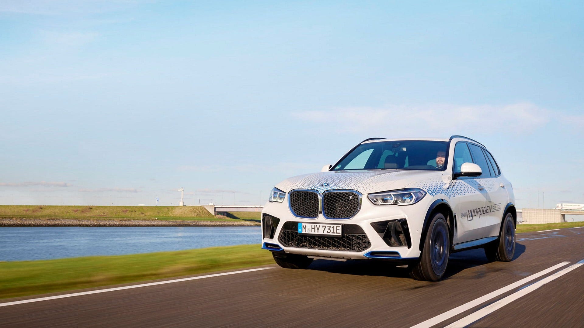 Suven X5 fick vara byggkloss när BMW bestämde sig för att bygga en vätgasdriven konceptbil.