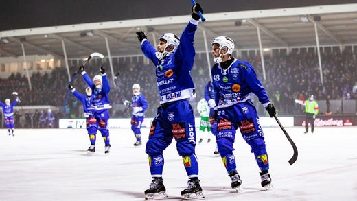 Villa Lidköpings Christoffer Edlund (mitten) firar efter att ha kvitterat i den 86:e minuten av lördagens SM-final.