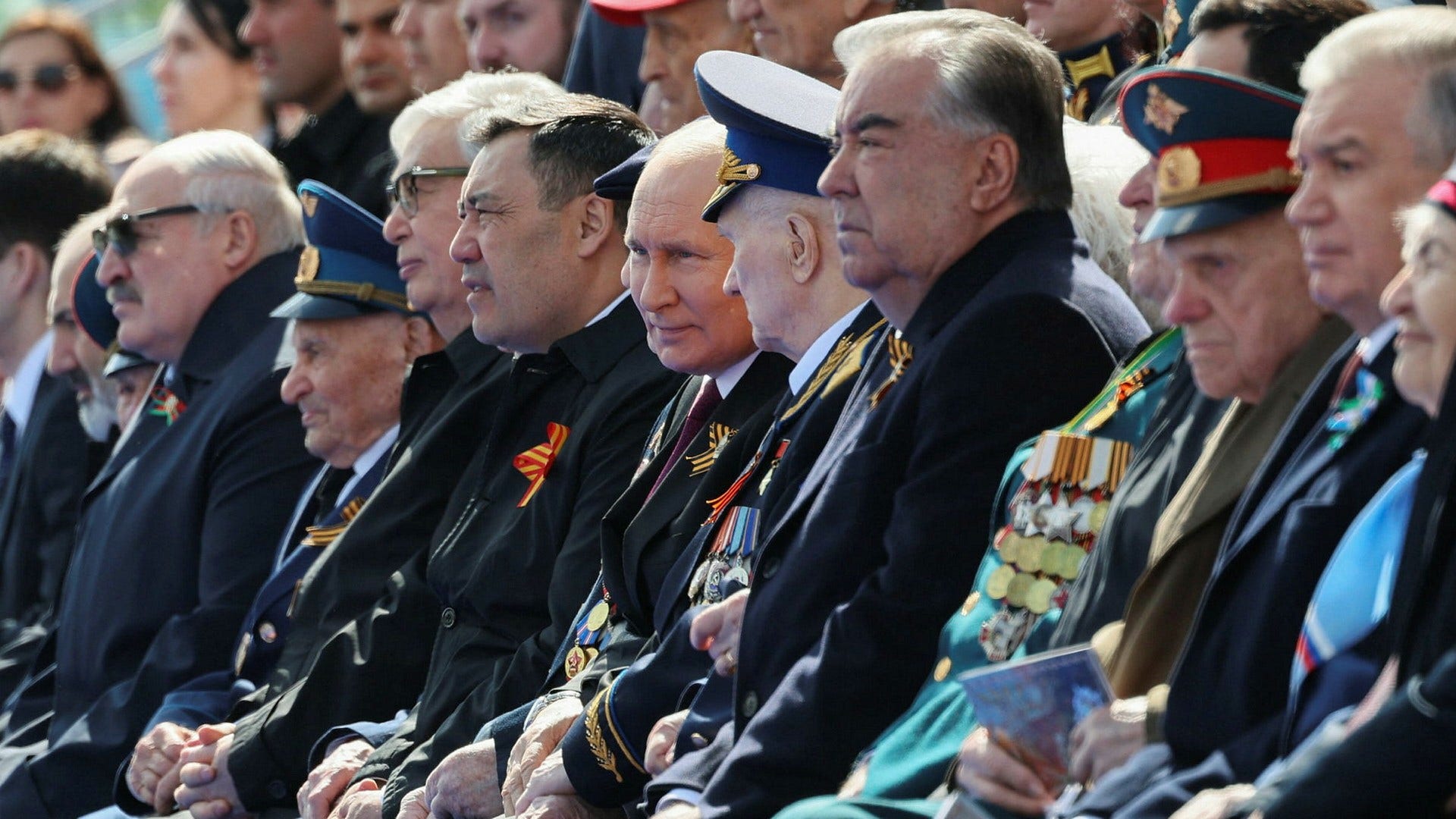 President Putin flankerad av Gennadij Zajtsev (vänster) och Jurij Dvojkin (höger). Zajtsev är skymd och syns inte på bilden.
