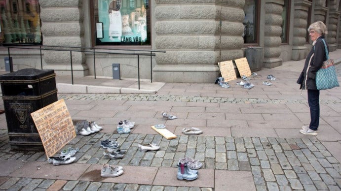 När politikerna gick från ceremonin i Storkyrkan till Riksdagshuset för det högtidliga öppnades av höstriksdagen passerade de Mynttorget där olika intressegrupper, som här "Gömda kvinnor", framförde budskap till politikerna.