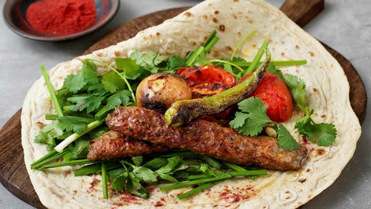 Servera i varma tunnbröd av orientalisk typ.