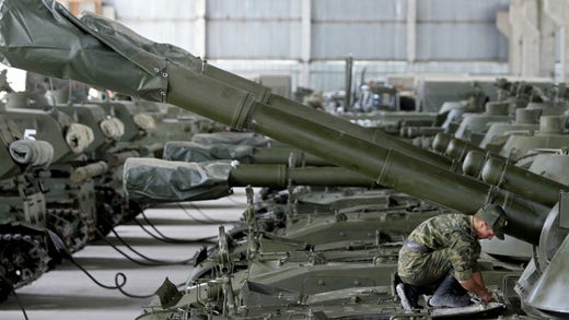 En rysk soldat arbetar med ett pansarfordon vid militärbasen i Tskhinvali i Sydossetien 2008.