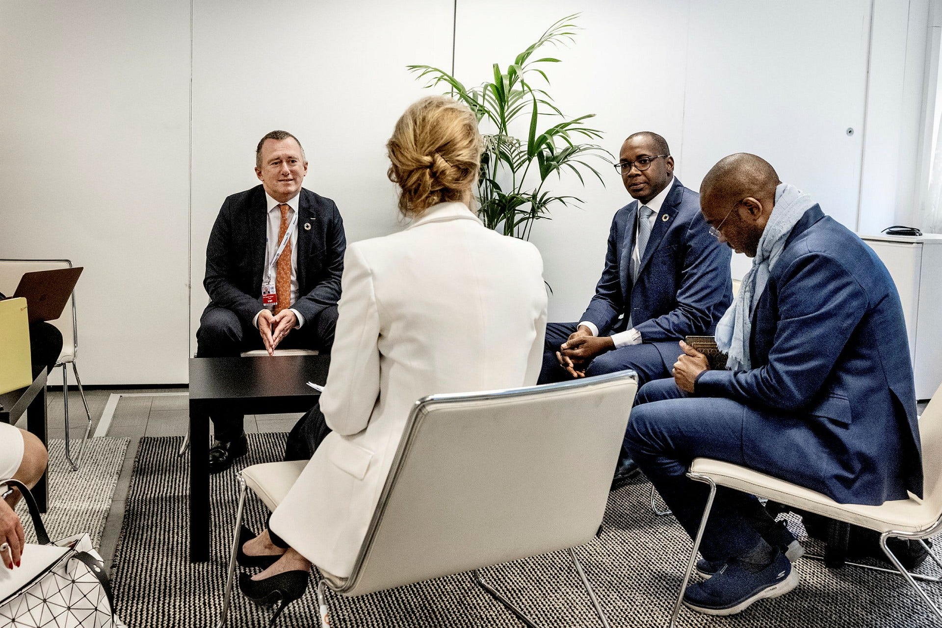 Minister Strandhäll i ett bilateralt möte med representanter för Gabons regering. Gabon arbetar hårt för att förbättra skyddet i sin regnskog. I Sverige – som ofta framhålls som ett föregångsland inom miljö och skogsbruk – har andelen produktiv skog som är eller har varit kalavverkad gått från drygt 10 procent år 1950 till mer än 70 procent i dag.