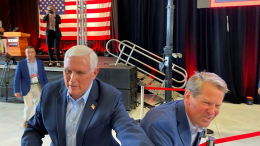 Mike Pence kampanjade med Georgias guvernör Brian Kemp i maj 2022.