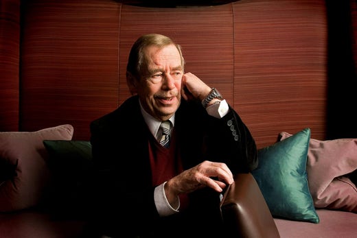 Vaclav Havel (1936–2011), dissidente e scrittore che guidò... 