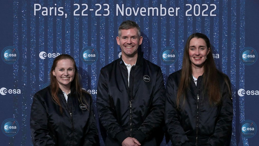 Reserv Meganne Christian, parastronaut John McFall och karriärastronaut Rosemary Coogan på plats vid tillkännagivandet.