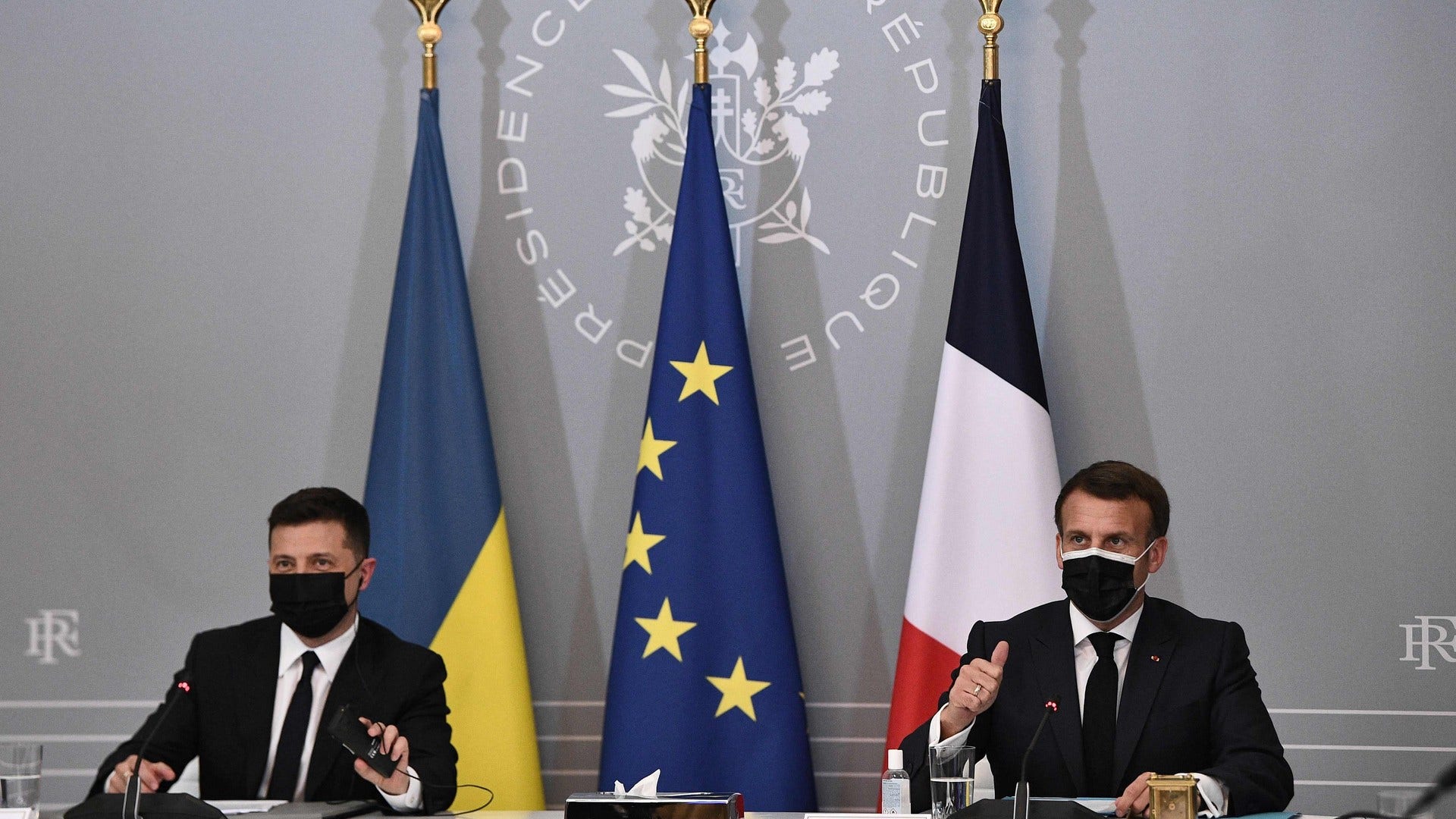 Ukrainas president Volodymyr Zelensky och Frankrikes president Emmanuel Macron.