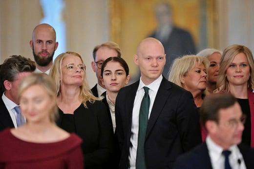 Lotta Edholm bredvid några av de andra ministrarna i den nya borgerliga regeringen.