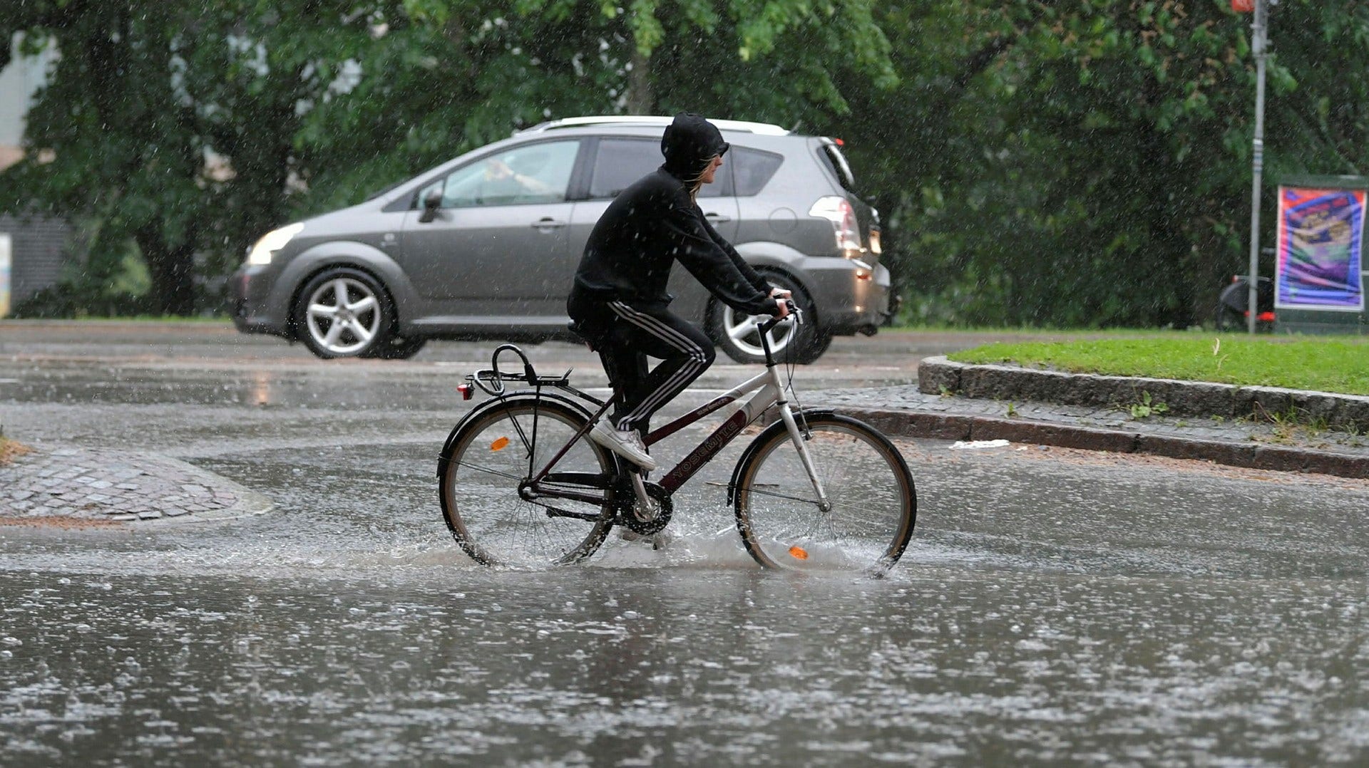 I ett regnruskigt Stockholm blir nederbörden tydlig, vad än väderappen säger.