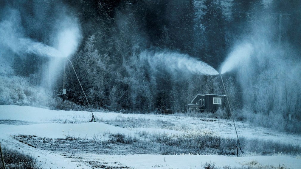Många skidorter satsar på konstsnö när den svenska vintern blivit allt grönare.