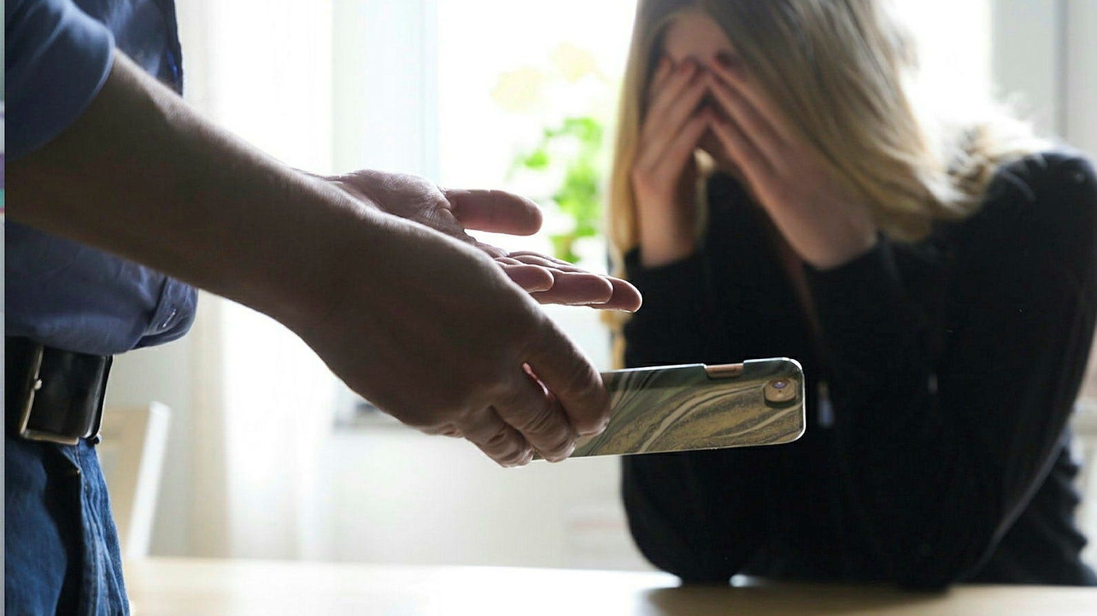 Allt fler vill nu synliggöra det ekonomiska våldet mot kvinnor.