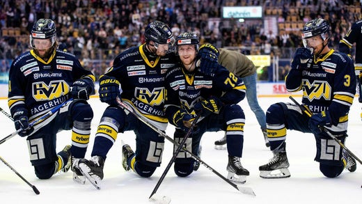 ”HV71 har 16 forwards, 9 backar och 3 målvakter. Den bredden är det inte många hockeyallsvenska lag som har”, säger Harald Lückner.