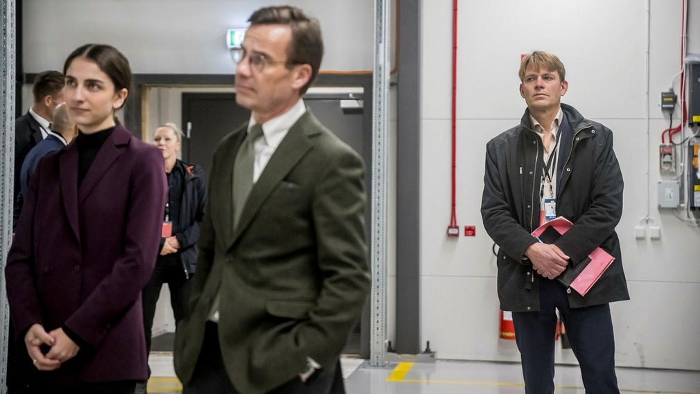 Statssekreterare PM Nilsson (M) med statsminister Ulf Kristersson (M) och klimat- och miljöminister Romina Pourmokhtari (L) vid ett besök på batteritillverkaren Northvolt i Västerås i höstas.