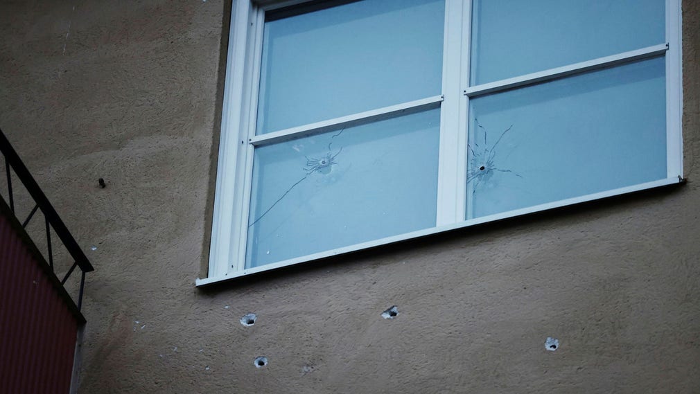 Onsdagen den 28 december sker två skjutningar vid ett flerfamiljshus i Gubbängen.