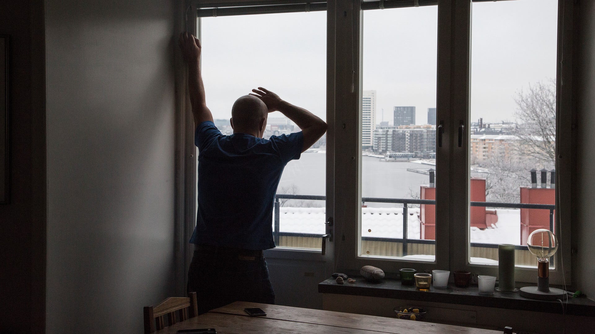 Aktieindex har stigit med nästan 15 procent medan arbetslösheten har ökat med 82 000 personer och 590 000 är permitterade, skriver artikelförfattarna.