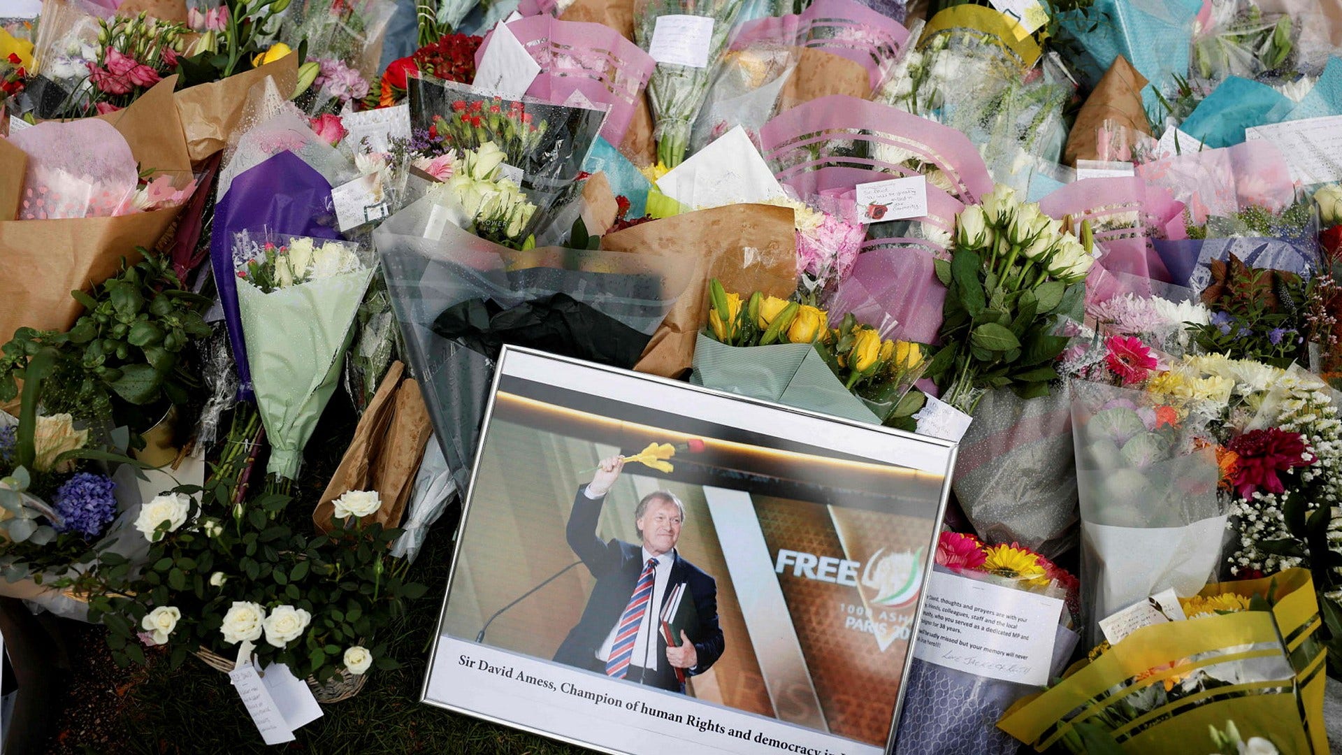 Många har hedrat David Amess minne genom att lägga blommor och kort vid platsen där han dödades.