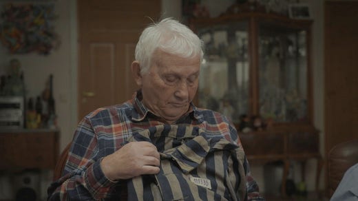 Nittioåriga Kiwa Zyto överlevde två läger som barn – det i Auschwitz och det i Dachau. Tolv år gammal befriades han, men han visste inte om några av hans släktingar fortfarande levde. Kiwa Zyto kom till Sverige 1947 med sin randiga fångjacka från åren i lägren.