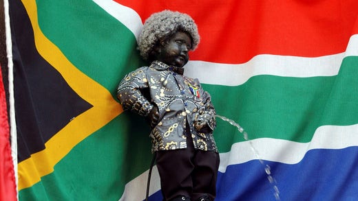 Manneken Pis firar tioårsdagen för slutet av apartheid genom att bära en Nelson Mandela-dräkt 2004.