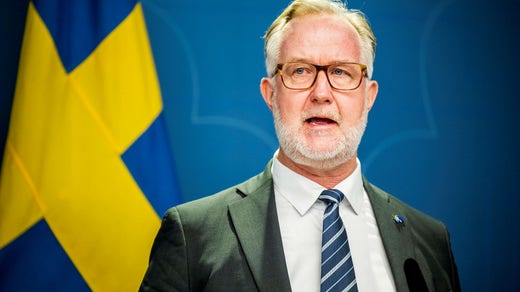 Johan Pehrson skriver till DN att han varit ”passiv delägare i KB18, utan någon roll i styrelser eller i det operativa arbetet”.
