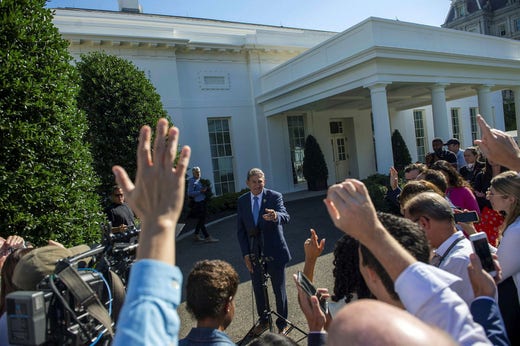 Senator Joe Manchin möter pressen efter ett av sina möten i Vita huset. Han gav slutligen sitt stöd till Bidens klimatpaket.