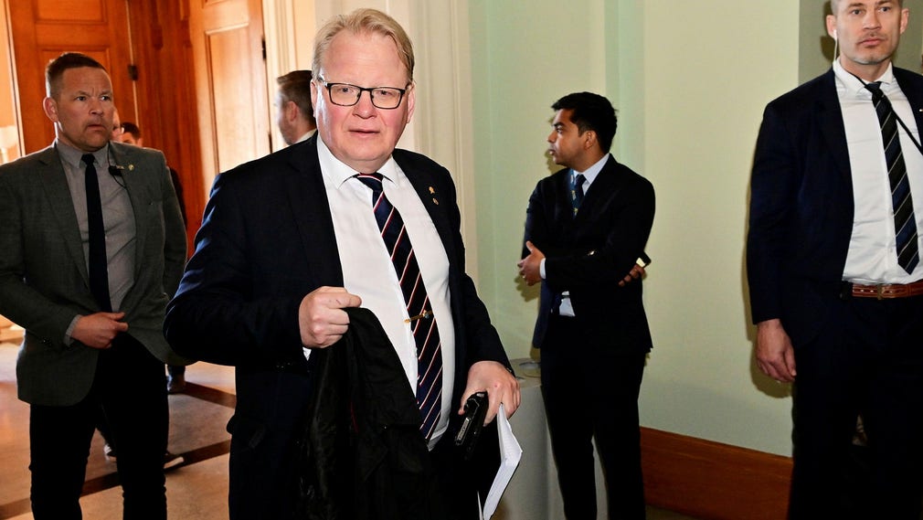 Försvarsminister Peter Hultqvist (S) anländer till ett möte i riksdagens försvarsutskott den 22 april. Nu måste det bli ett slut på Socialdemokraternas hyckleri i Natofrågan, anser insändarskribenten.