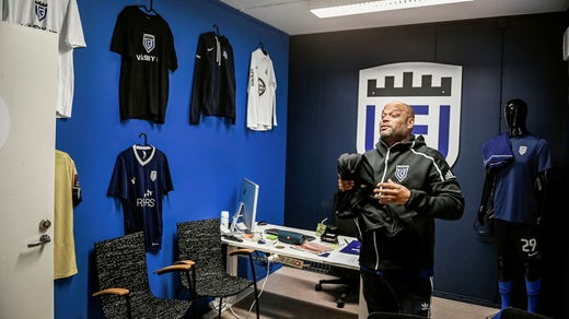 I Väsby FF:s klubbstuga tillbringar Ken Ring många av sina dagar nuförtiden. På frågan om hur mycket tid han lägger ner på föreningen varje vecka visslar Ken Ring till: ”Det är mycket alltså.”
