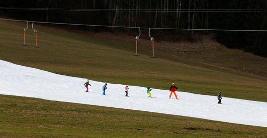 Ingen ovanlig syn. En skidbacke av konstgjord snö i Ruhpolding, Tyskland. Arkivbild.