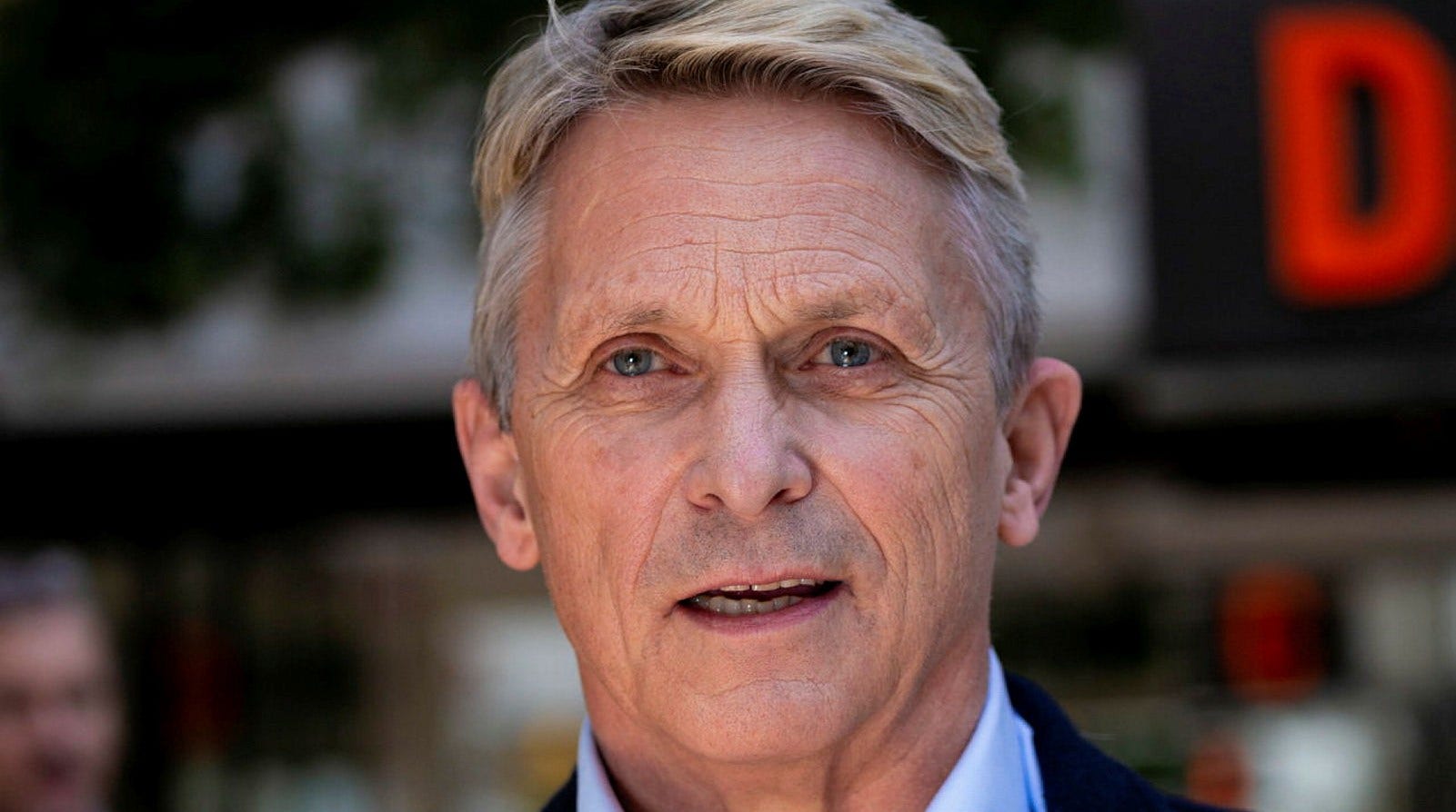 Enligt Bengt Olsson beror förseningen på en incident i Kimstad.