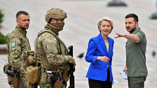 La presidente della Commissione europea Ursula von der Leyen visita il presidente Volodymyr Zelensky a Kiev a settembre.