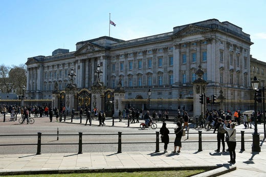 Buckingham Palace flaggar på halvstång i samband med prins Philips begravning, april 2021.