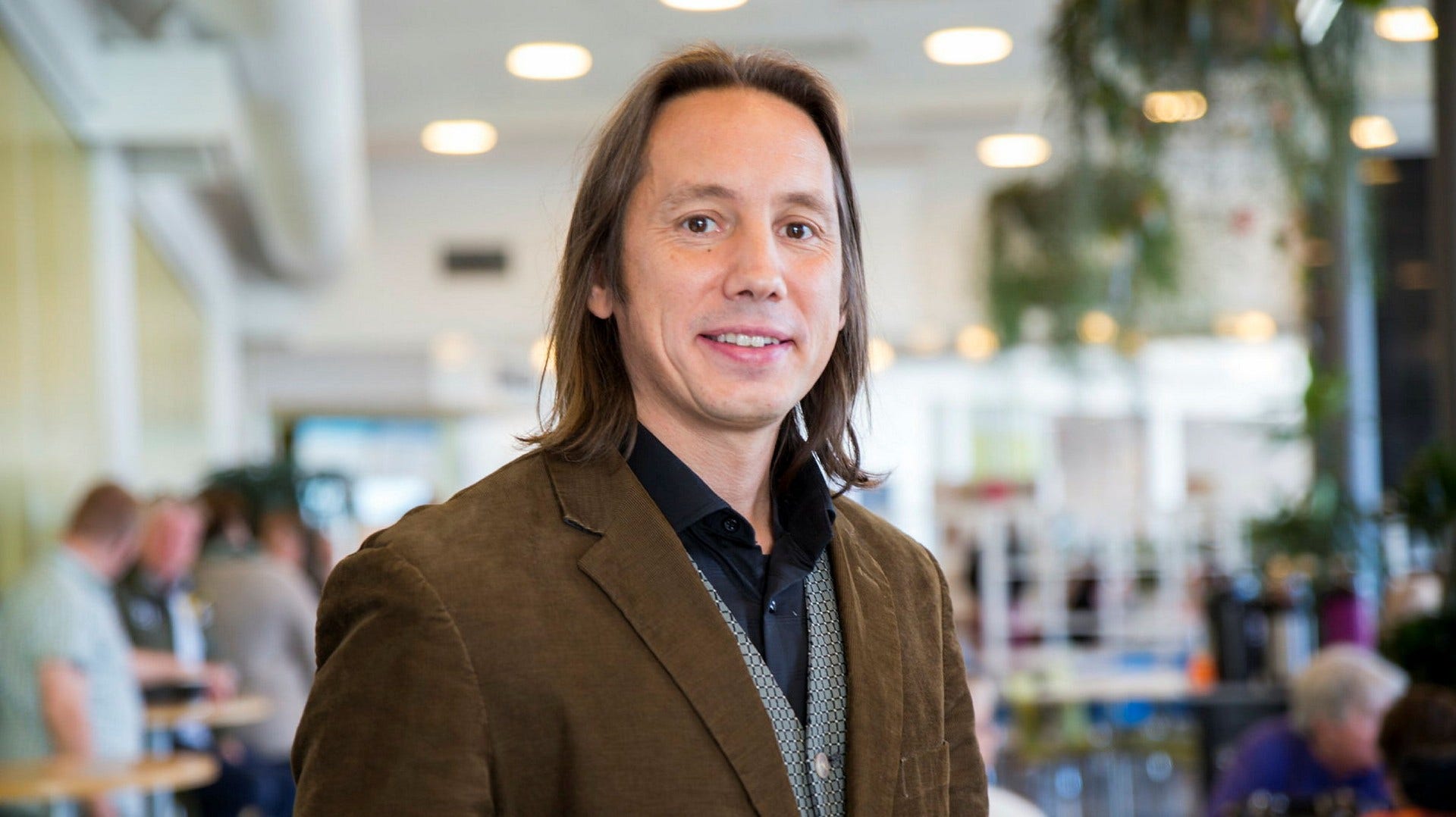 John Magnus Roos är lektor i socialpsykologi vid Högskolan i Skövde och forskare på Göteborgs universitets Centrum för konsumtionsforskning.