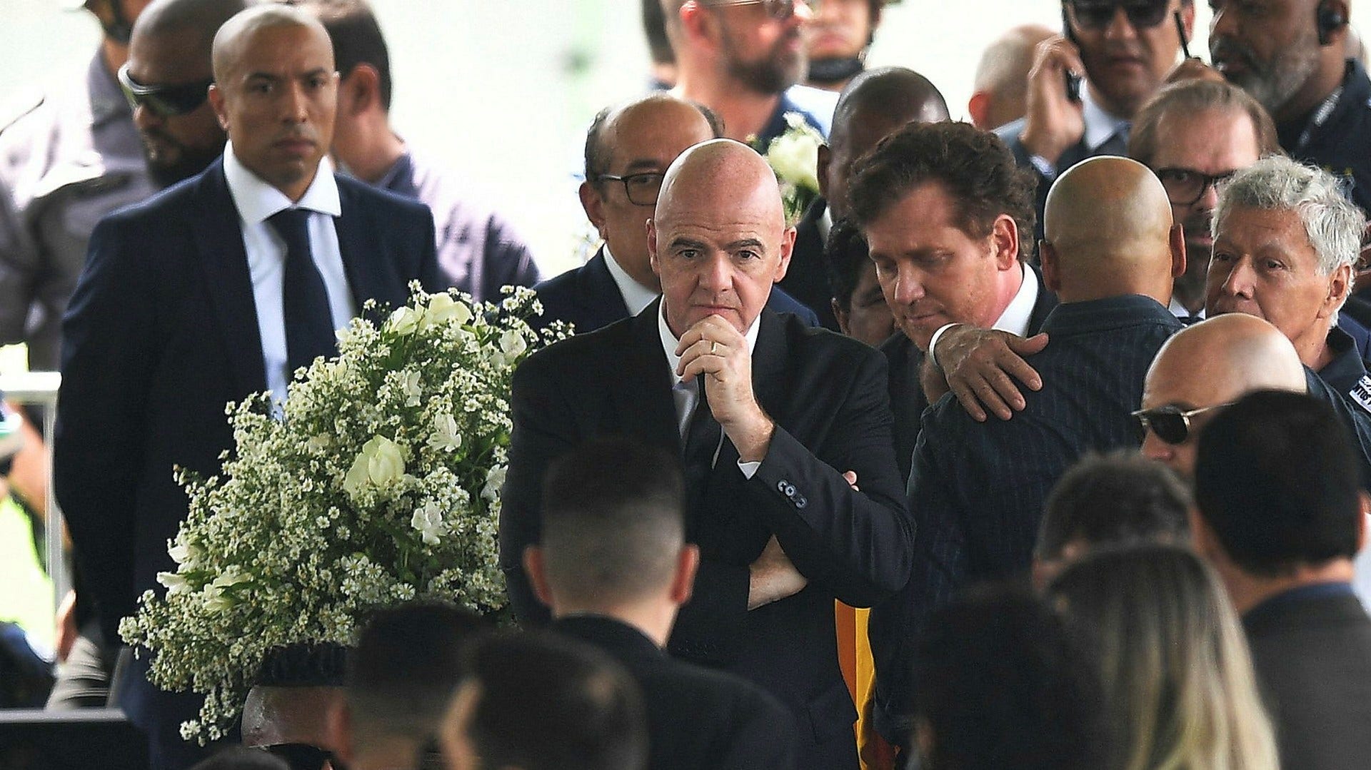 Fifas ordförande Gianni Infantino vid Pelés kista på fotbollsarenan Vila Belmiro i Santos.