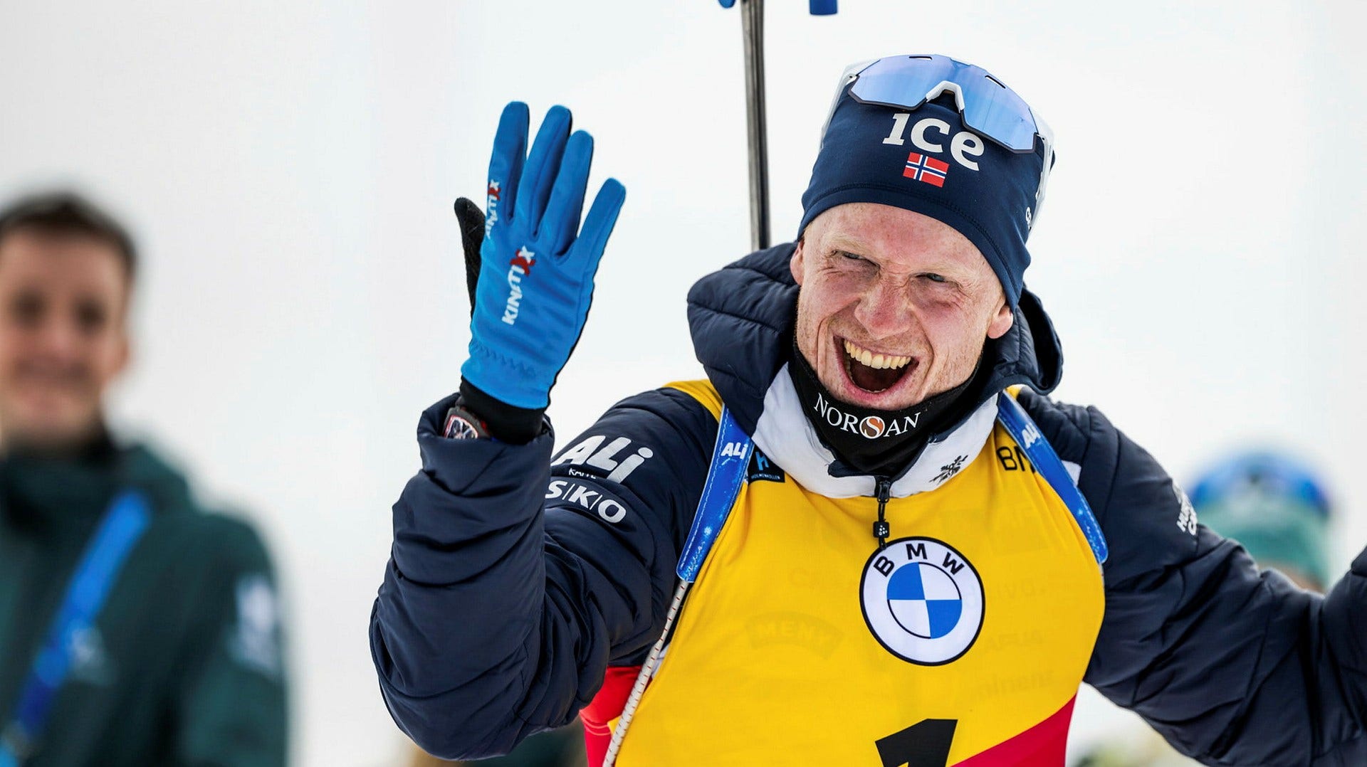 Johannes Thingnes Bø firar efter vinsten.