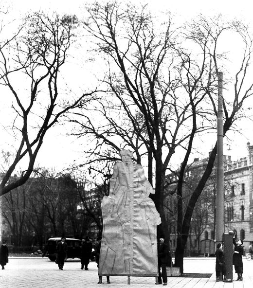 Nybroplan var ett av placeringsförslagen. Här ses atrappen som testades inför skönhetsrådets sammanträde våren 1939.