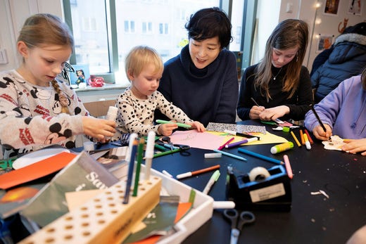 Baek Heena tillsammans med hennes unga publik på Tranströmerbiblioteket; Inna Nygård, Ira Nilsson, och Vanja Rintamäki.