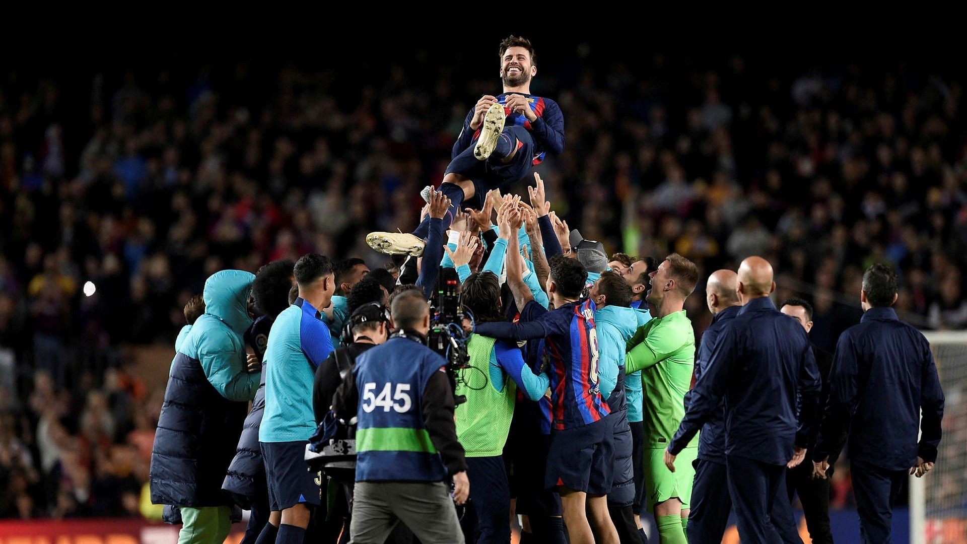 Gerard Piqué hyllades efter lördagens match mot Almería på Camp Nou.
