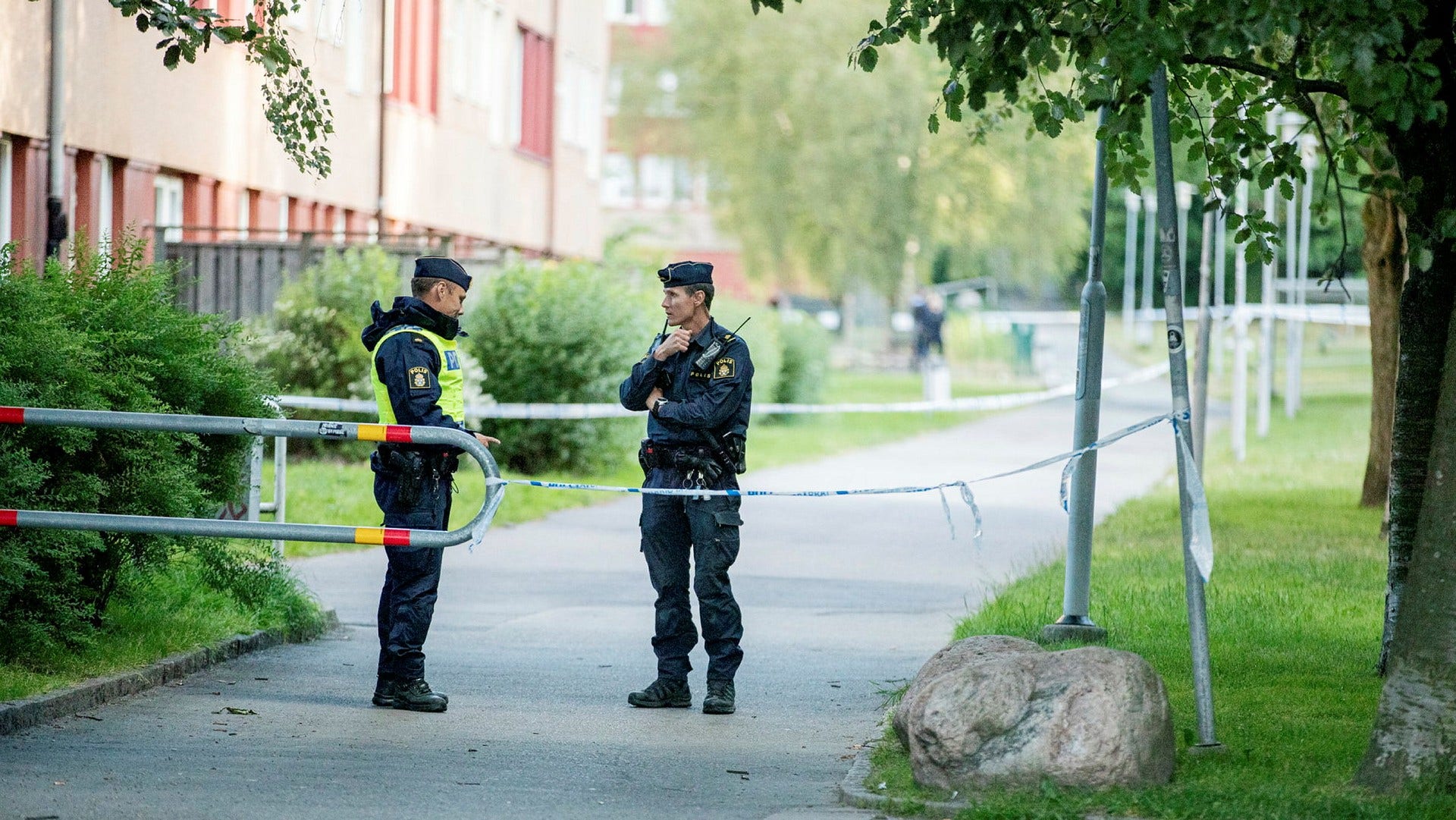 En stor insats drogs i gång efter skottlossningen där en polis dödades.