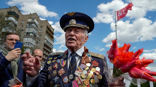 Krigsveteranen Vladimir Kapitonovin, som deltog i andra världskriget, gestikulerar när han pratar med en grupp utländska journalister i ockuperade Melitopol på den för Ryssland så viktiga ”segerdagen”.