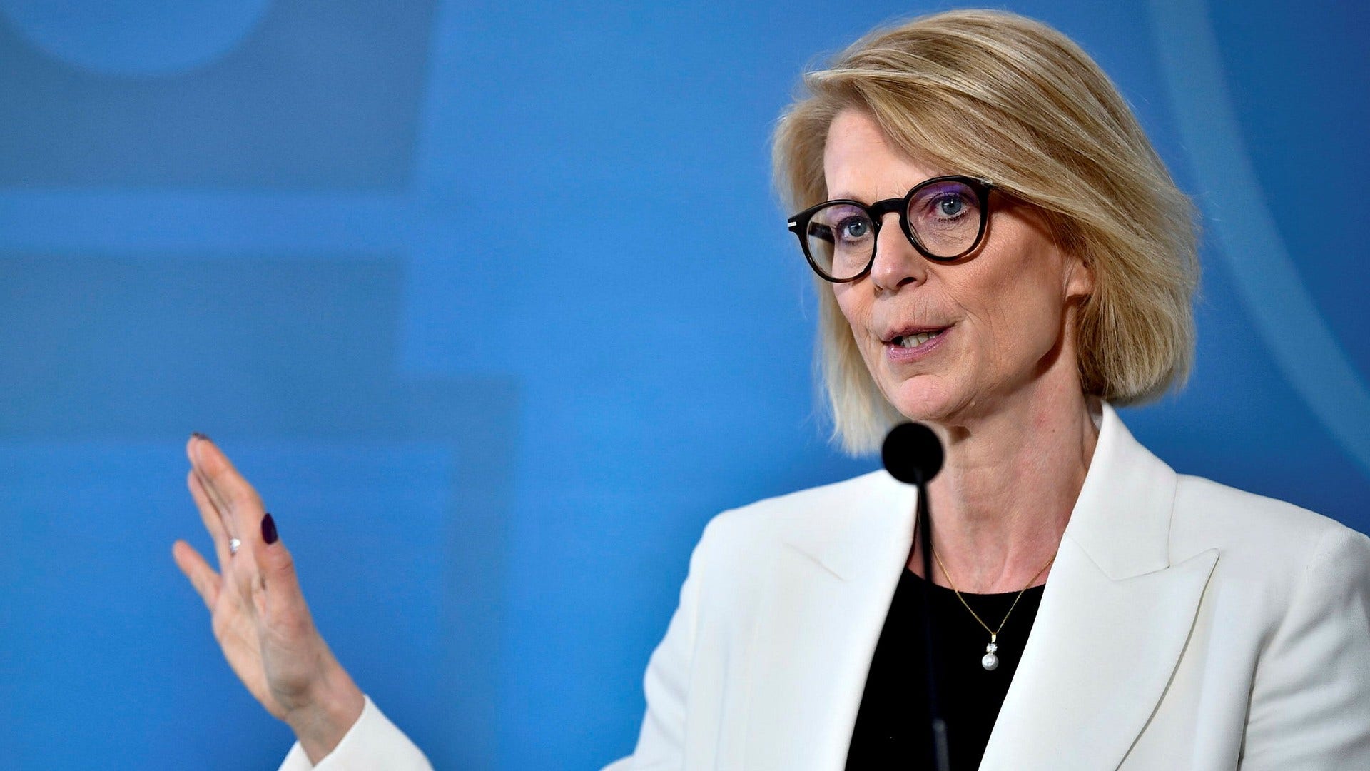 Finansminister Elisabeth Svantesson på en pressträff i Karlstad i fredags i samband med Moderaternas Sverigedagar. Hon borde ägna mer energi åt den svaga kronkursen, anser insändarskribenten.