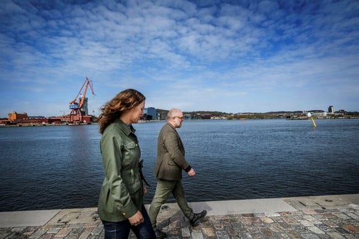På lång sikt är stadens inriktning att det även kommer att behövas barriärer längre ut, för att hindra havsvatten från att rusa upp i älven.