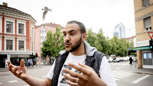 Ibrahim gör en slags jämförelse mellan att vara muslim i Norge och upplevelsen att vara svensk här, att vara ”den lite annorlunda”.