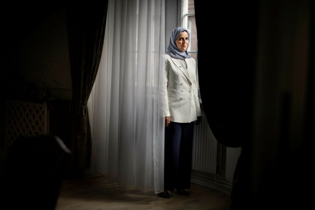 Den 28 juni förra året lämnade Enass Alshahwan över sina kreditivbrev (fullmakt att representera sitt land som ambassadör) till vår kung Carl XVI Gustaf.