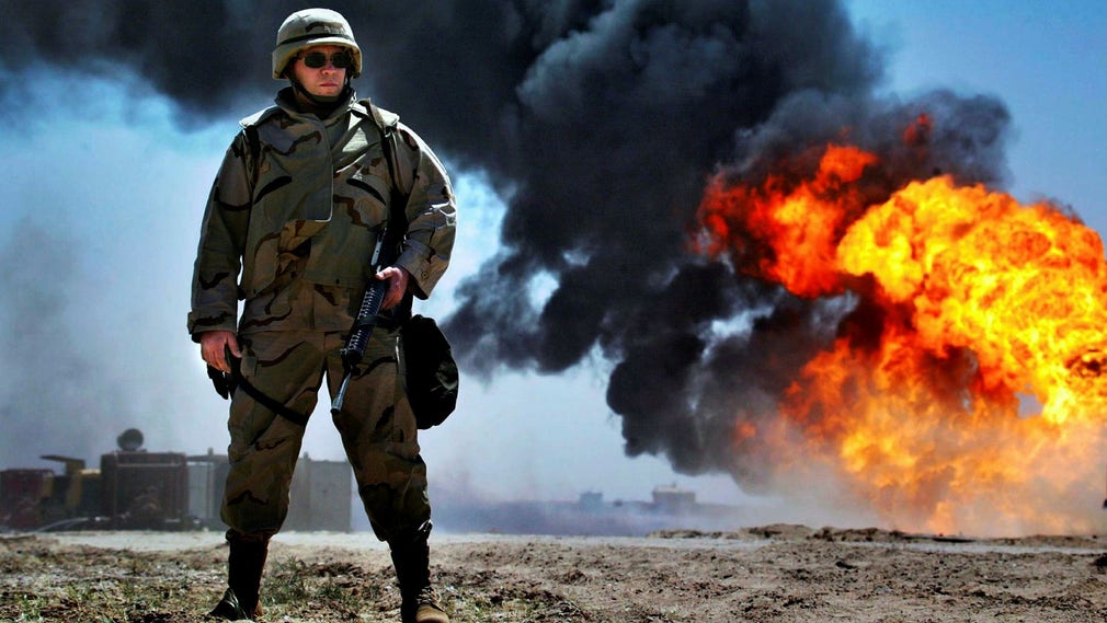 Amerikansk soldat vid brinnande oljefält i Irak 2003. Den USA-ledda invasionen stödd av många Natoländer visar att det finns anledning att ifrågasätta om Sverige ska vara med i Nato, anser insändarskribenten.