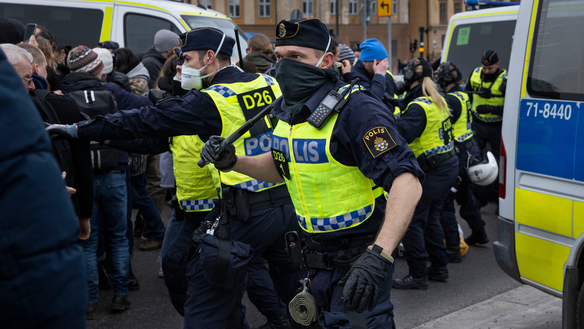 Fem poliser skadades och 50 demonstranter avlägsnades av polis när hundratals personer samlades på Södermalm för att demonstrera mot coronarestriktionerna. Stockholm, 6 mars 2021.