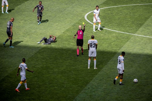 Kaizer Chiefs vänsterback Sifiso Hlanti får gult kort efter en grov tackling.