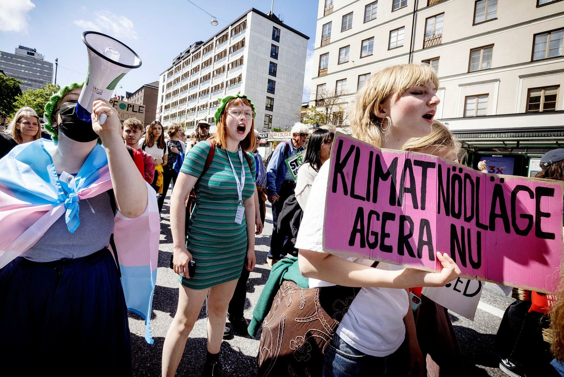 ”Jag skulle säga att det är mer radikalt att känna sig bekväm i den situation vi befinner oss i och inte vilja förändra någonting”, säger 19-åriga aktivisten Alde Nilsson (i grönt).