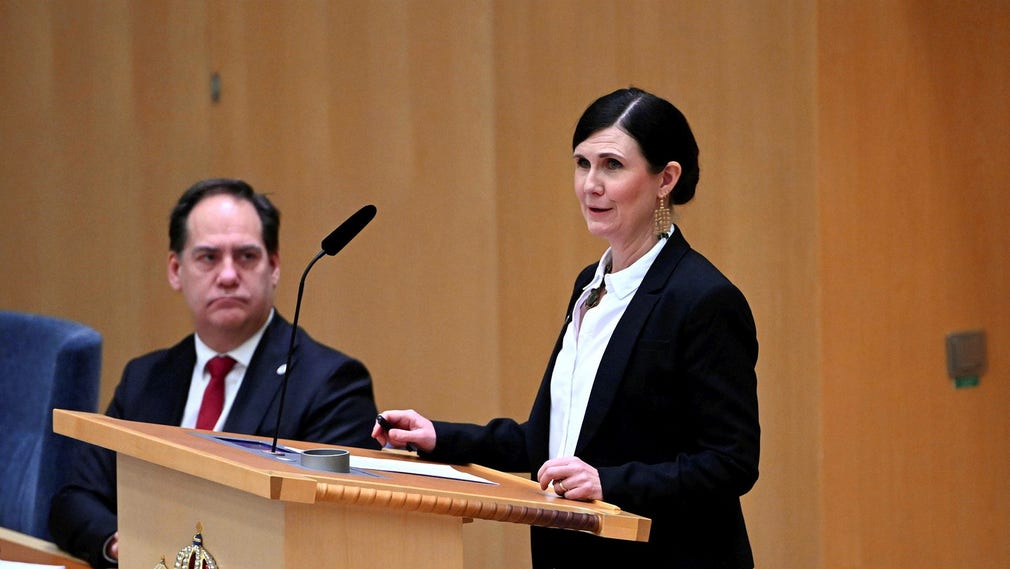 Miljöpartiets språkrör Märta Stenevi talar under onsdagens partiledardebatt i plenisalen i riksdagen