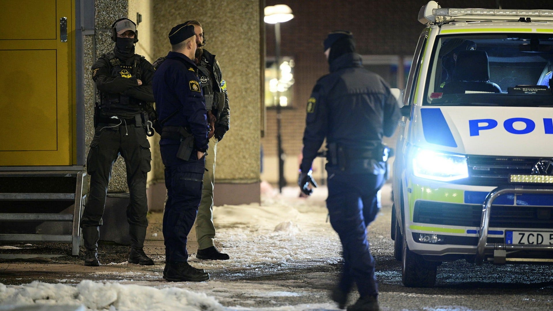 Polis på plats i Skärholmens centrum efter skottlossningen.