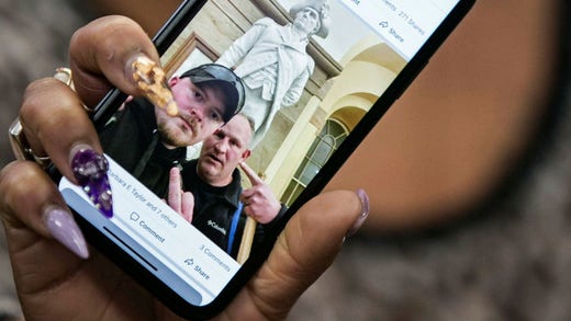 LM-aktivisten Bridgette Craighead håller upp en bild från Facebook med polismännen Jacob Fracker och Thomas Robertson.