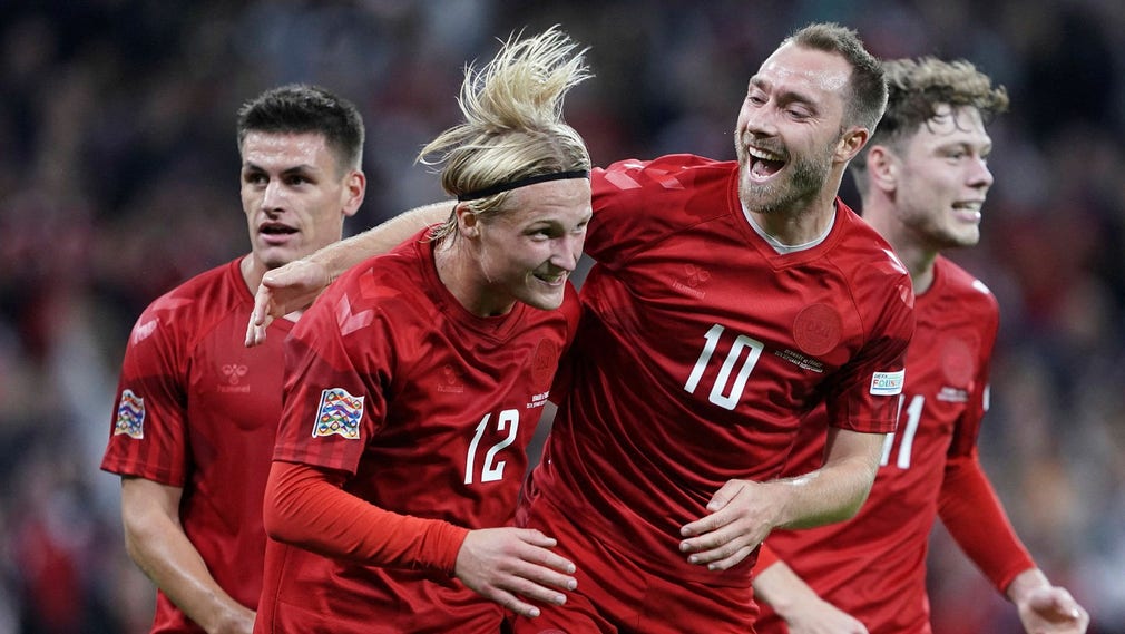 Il danese Kasper Dolberg (a sinistra) festeggia 1-0 con Christian Eriksen.